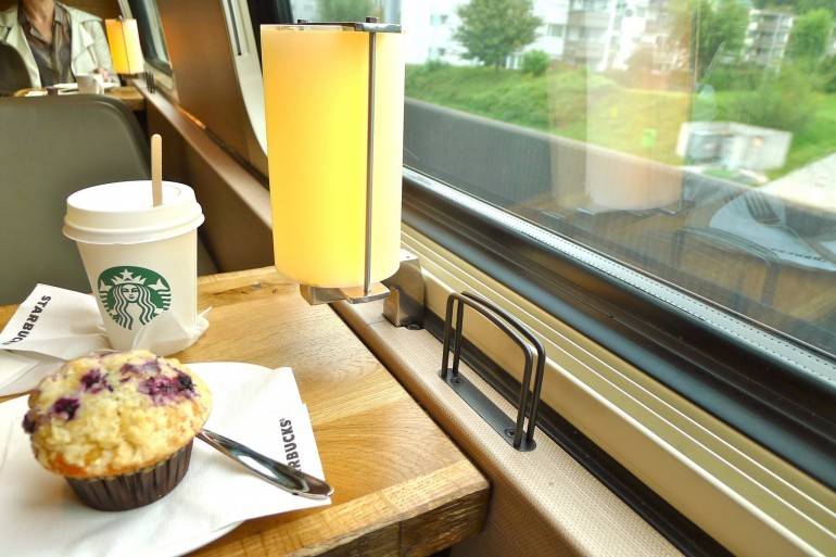 기차에서 즐기는 스타벅스.jpg | 인스티즈
