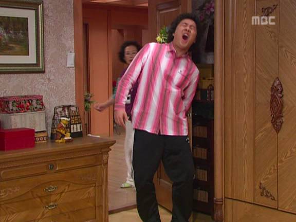 [거침없이하이킥] 순재에게 똥침당한 효자 준하.jpg | 인스티즈