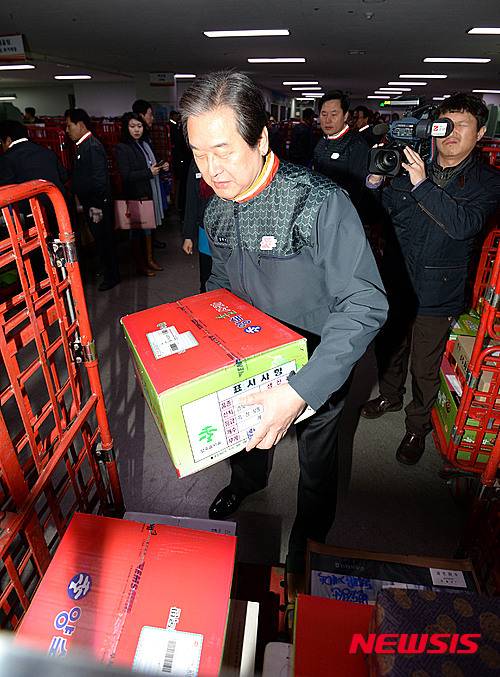 택배상하차 알바 일일체험한다고 떠는 김무성.JPG | 인스티즈