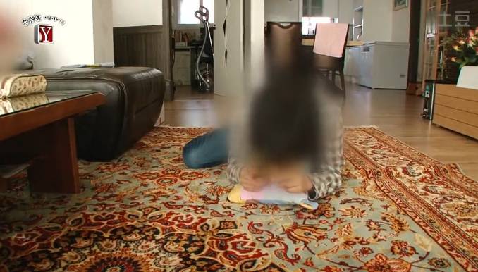 유모차 탄 아기들을 마음대로 만지고 다니는 여자 | 인스티즈