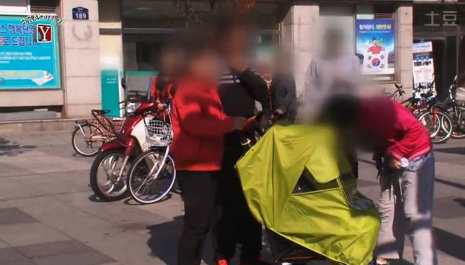 유모차 탄 아기들을 마음대로 만지고 다니는 여자 | 인스티즈