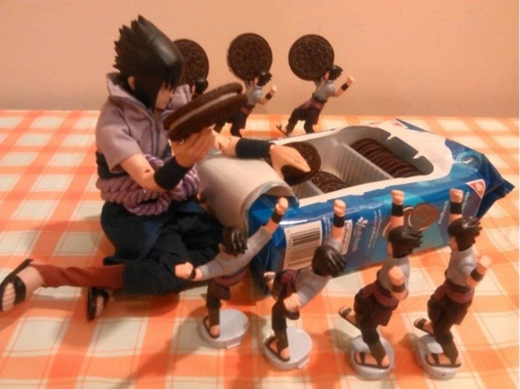 동료들에게 먹을것을 나눠주는 은혜로운 사스케 | 인스티즈