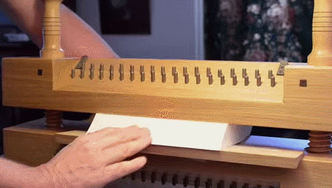 200년 전의 책 속에 숨겨진 비밀 | 인스티즈