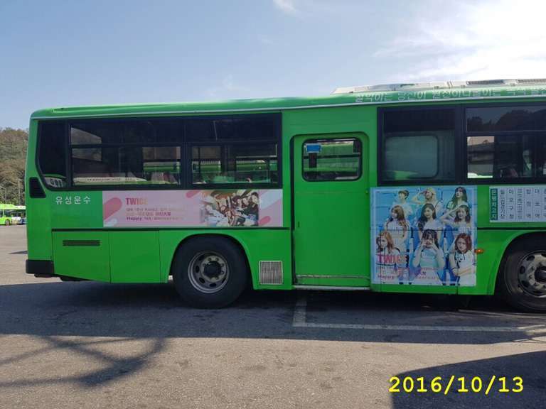 트와이스)데뷔 1주년 기념 중국팬들 버스광고 | 인스티즈