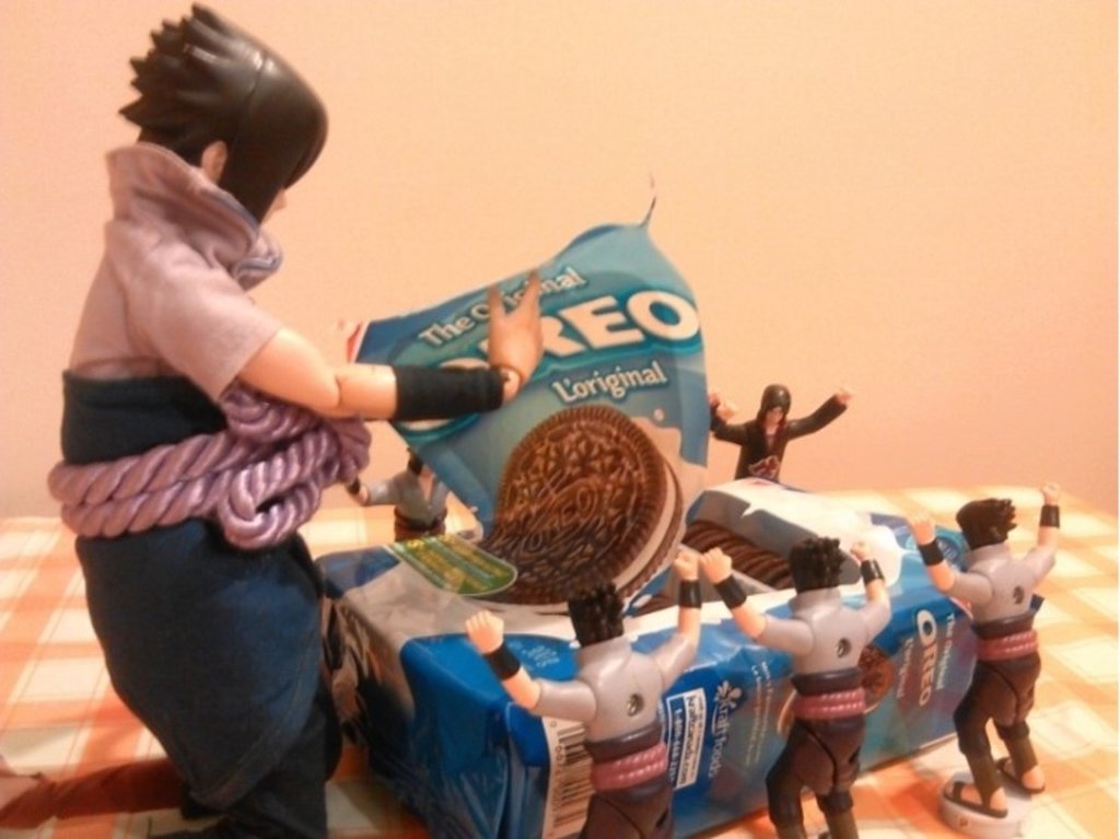 동료들에게 먹을것을 나눠주는 은혜로운 사스케 | 인스티즈