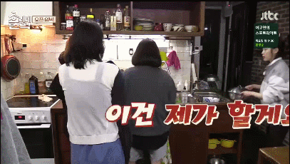 아이유한테 철벽치는 손님들 gif | 인스티즈