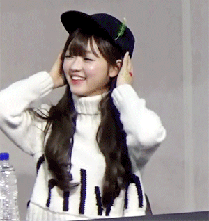 모자가 너무 큰 오마이걸 유아.gif | 인스티즈