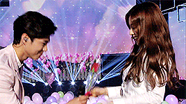 뮤뱅에서 우결찍는 박보검 아이린. gif | 인스티즈