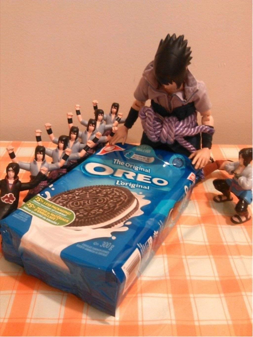 동료들에게 먹을것을 나눠주는 은혜로운 사스케 | 인스티즈