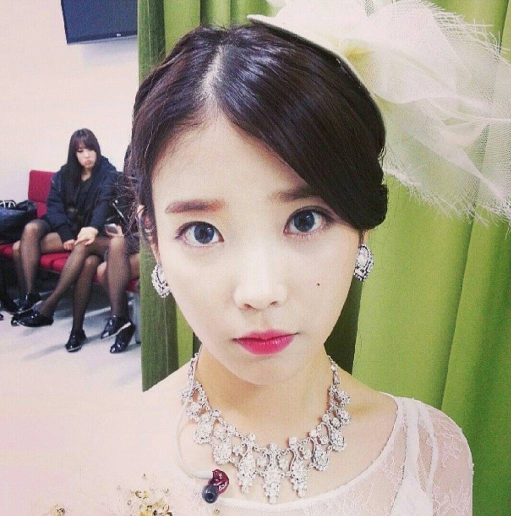 뭔가 섹시한 아이유.. | 인스티즈