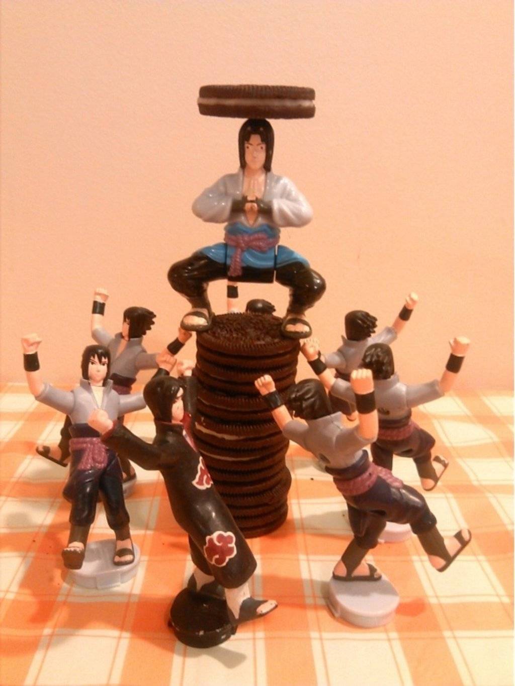 동료들에게 먹을것을 나눠주는 은혜로운 사스케 | 인스티즈