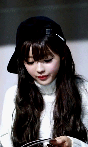 모자가 너무 큰 오마이걸 유아.gif | 인스티즈