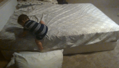 아기가 높은 침대에서 탈출하는 신박한 방법.gif | 인스티즈