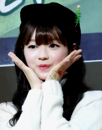 모자가 너무 큰 오마이걸 유아.gif | 인스티즈