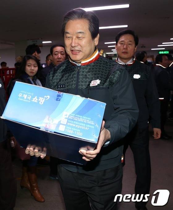 택배상하차 알바 일일체험한다고 떠는 김무성.JPG | 인스티즈