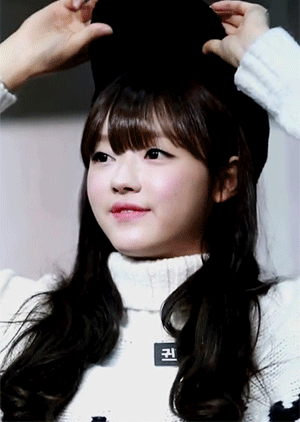 모자가 너무 큰 오마이걸 유아.gif | 인스티즈