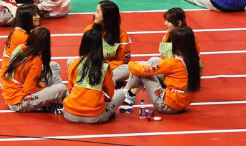 [여자친구] 찰지게 엄지 패고 아닌척 깐족거리는 신비 | 인스티즈