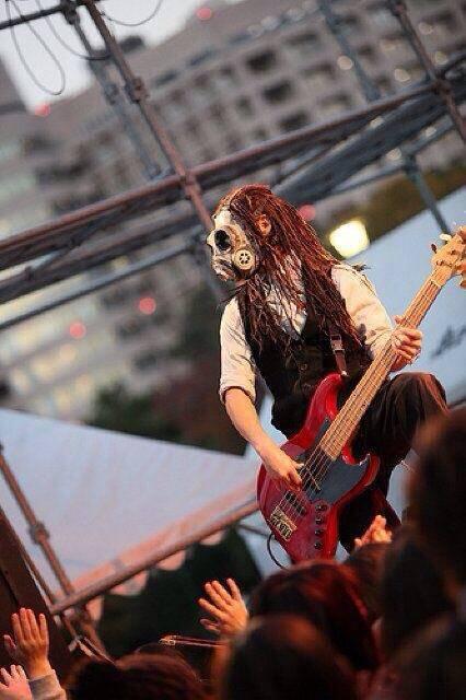 사람들의 시선을붙잡기위해 방독면을 썼던팀 | 인스티즈