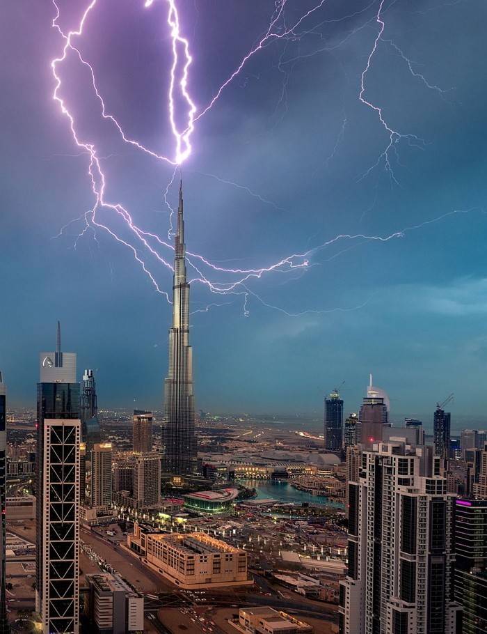 세계에서 가장 높은 빌딩에 번개가 내리치는 사진... | 인스티즈