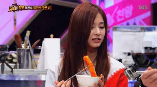 떡볶이 먹고 춤추는 쯔위.gif | 인스티즈