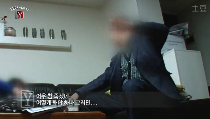 유모차 탄 아기들을 마음대로 만지고 다니는 여자 | 인스티즈