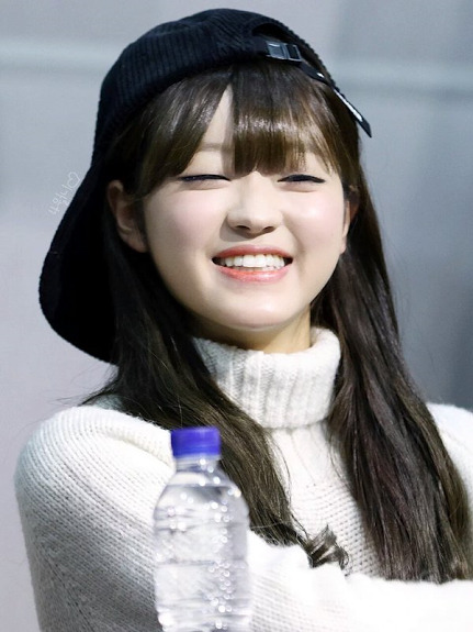 모자가 너무 큰 오마이걸 유아.gif | 인스티즈