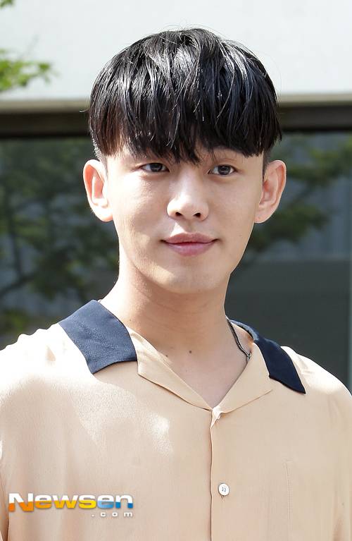 아이돌처럼 하고 나타난 유아인 | 인스티즈