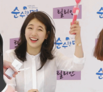 보기만 해도 기분이 좋아지는 수지와 팬들의 소통.gif | 인스티즈