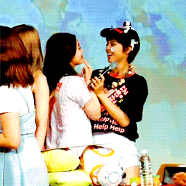 다현이와 사나의 뽀뽀를 거부하는 정연. gif | 인스티즈