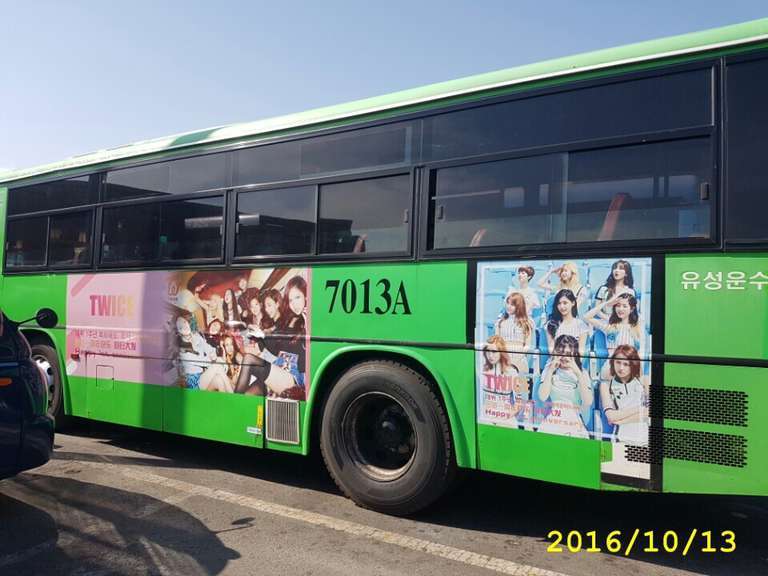 트와이스)데뷔 1주년 기념 중국팬들 버스광고 | 인스티즈