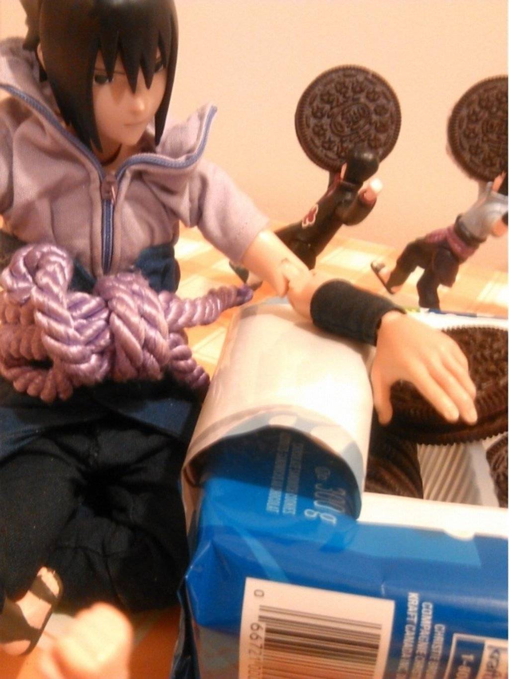 동료들에게 먹을것을 나눠주는 은혜로운 사스케 | 인스티즈