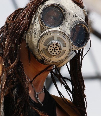 사람들의 시선을붙잡기위해 방독면을 썼던팀 | 인스티즈