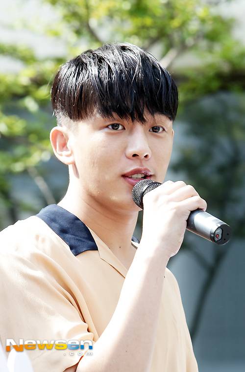 아이돌처럼 하고 나타난 유아인 | 인스티즈