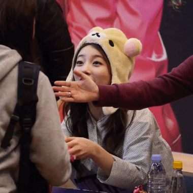 팬들 만날 때 수지 | 인스티즈