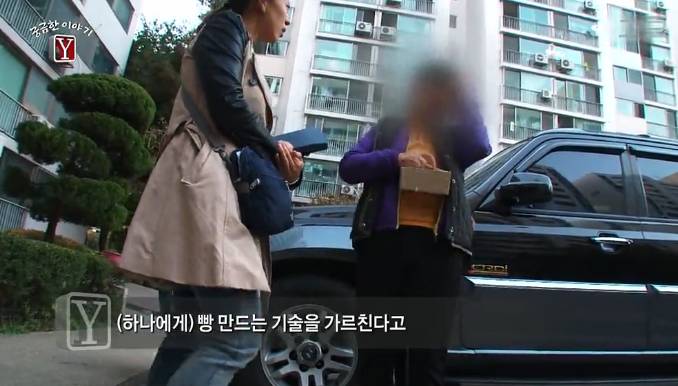 유모차 탄 아기들을 마음대로 만지고 다니는 여자 | 인스티즈