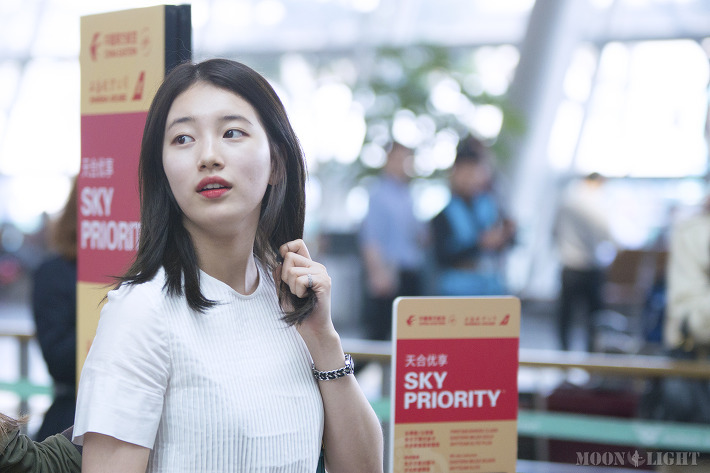 공항에서 만난 어머님이 사진 찍자니까 포즈 취하는 수지 | 인스티즈