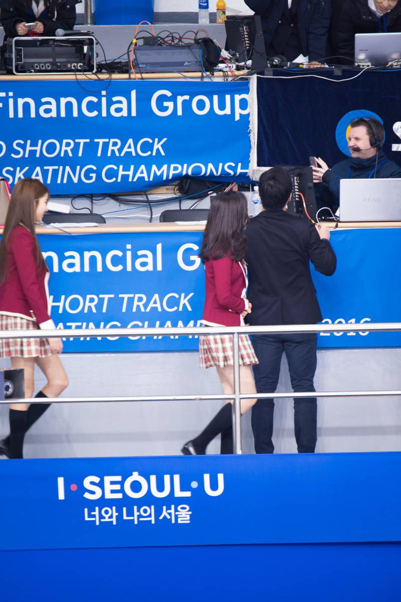 걸그룹 여자친구를 보고 흐뭇해하는 외국인 아재.JPG | 인스티즈