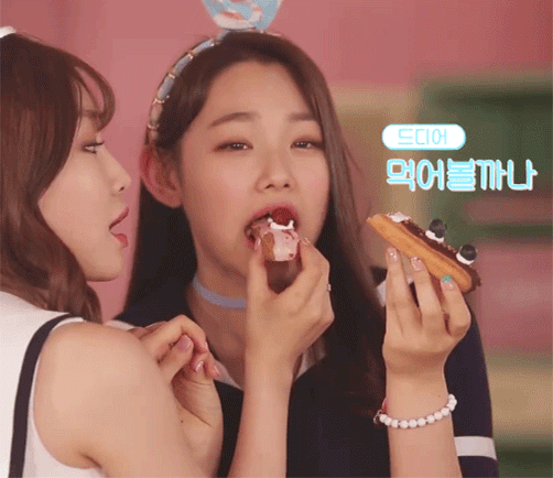 자기 손안에 빵보다 남의것부터 먼저 먹고보는 강미나 | 인스티즈