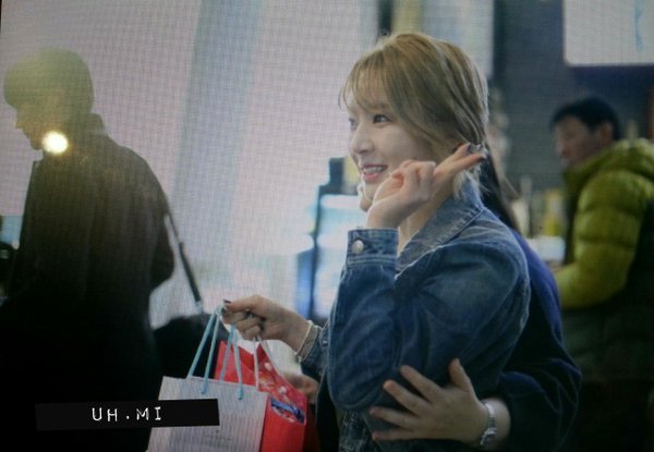 160317 오늘(3월 17일)자 홍콩 출국하는 초아 (사진&움짤/살 많이 빠짐).gif | 인스티즈