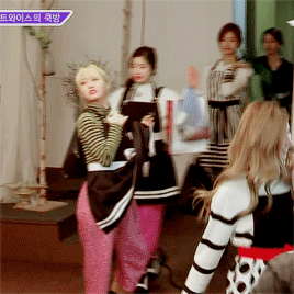 일바지 입고 도도한척하는 트와이스.gif | 인스티즈