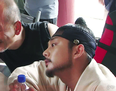 [유아인] 인상깊었던 사도 촬영중 모니터 하는 유아인.gif | 인스티즈