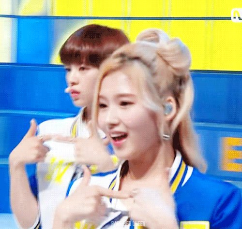 카메라 못찾는 트와이스 사나 .gif | 인스티즈