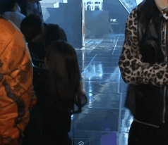 무릎 꿇고 사인받는 팬 보고 같이 무릎 꿇은 아이돌의 배려 | 인스티즈