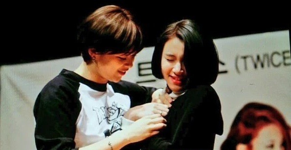 만지는 걸 좋아하는 트와이스 정연.gif | 인스티즈