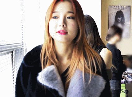 장난치는 솔지와 하니.gif | 인스티즈