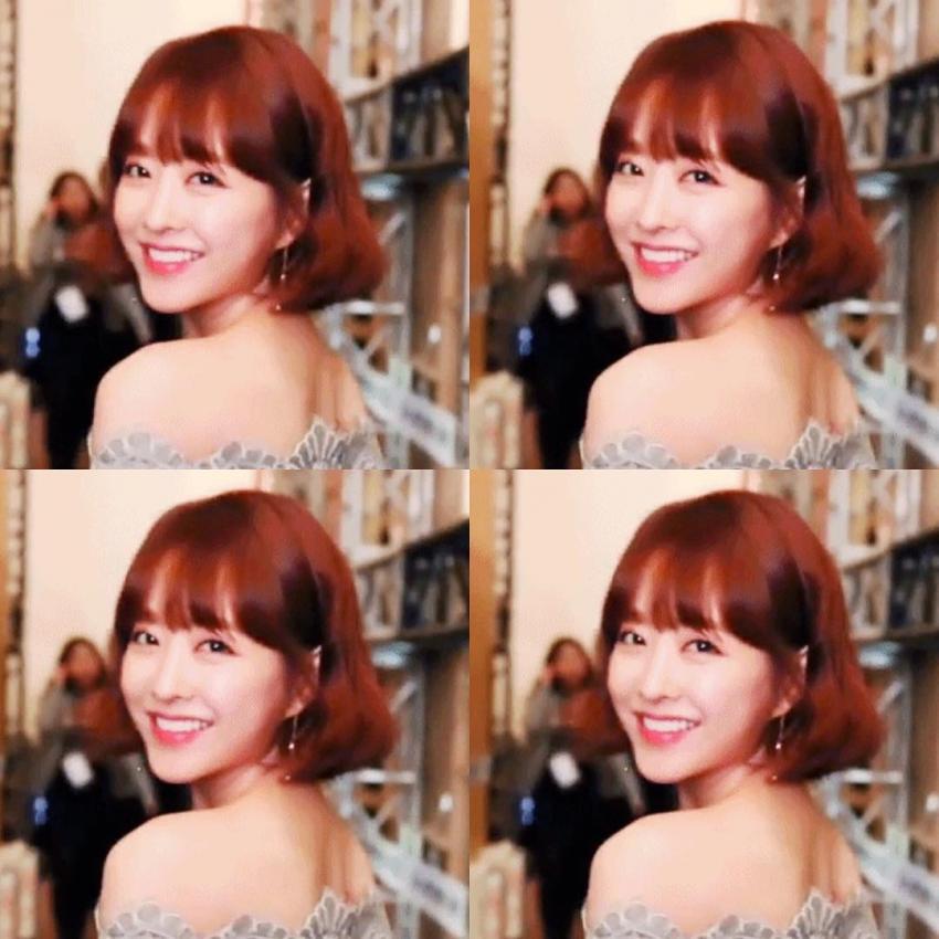 뒤돌아 보는 박보영.gif | 인스티즈