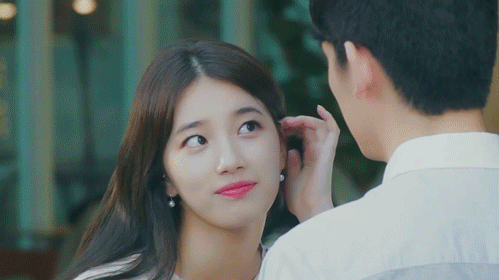 수지가 이렇게 쳐다보면? | 인스티즈