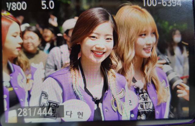 [트와이스] 오늘자 모찌 모찌함이 폭팔한 다현이 뮤뱅 출근길 | 인스티즈