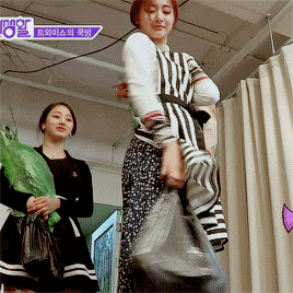 일바지 입고 도도한척하는 트와이스.gif | 인스티즈