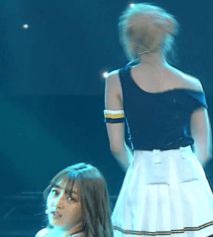 [트와이스] 뒤돌아보는 사나 .gif | 인스티즈